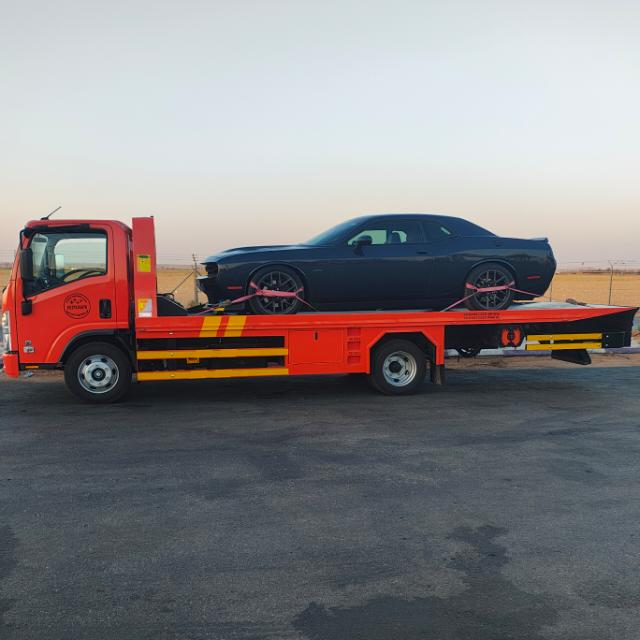 سطحة هيدروليك حمراء تنقل BMW الفئة السابعة الفاخرة